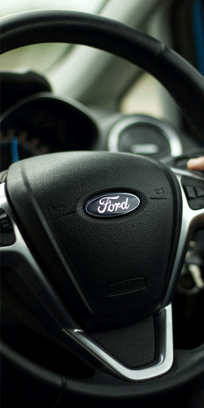 Volante negro con el logo de Ford en el centro
